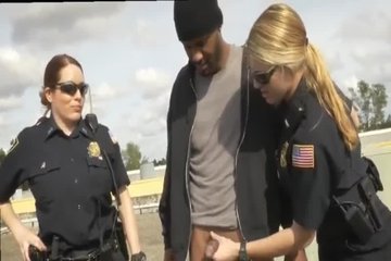 Порно полицейский трахнул за долги - найдено секс видео