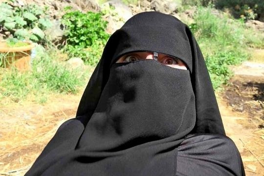 Арабская женщина делает минет в парандже