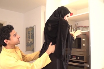 Домработница в черном хиджабе трахнулась с хозяином