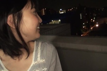 Милая японка трахается с парнем на балконе после первого свидания