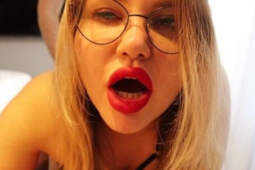 Сочная блондинка в очках дает парню раком и не против кремпая