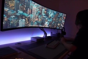 Азиатка залезла под стол и соблазнила на секс