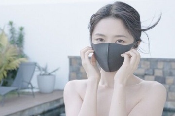 Стройная азиатка в маске прыгает на члене