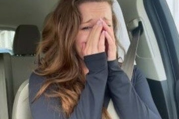 Засунула себе вибратор в киску и ездит на машине