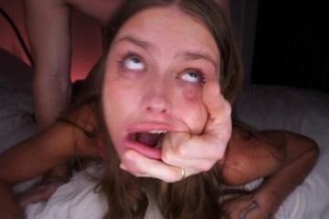 Выебал её в глотку и кончил, а она пусть сама себя доводит до сквирта