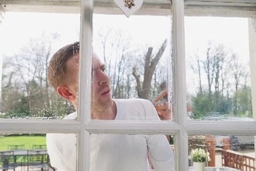 Приехали мыть окна, а тут хозяйка дрочит — пришлось ебать