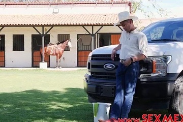 Трахнул жопастую латику, которая помыла его машину