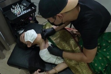 Сделал ей тату и трахнул, чтобы заглушить боль